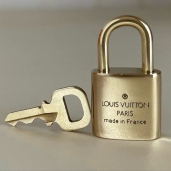 Louis Vuitton vintage brass lock and key. #305 Like New Condition - Picture 2 of 5
